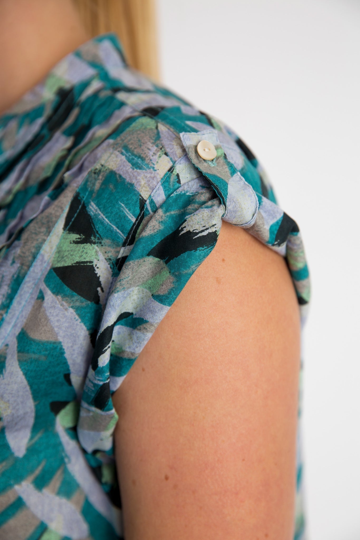 Magnetic Cap Sleeve Shirt in Denim Wash